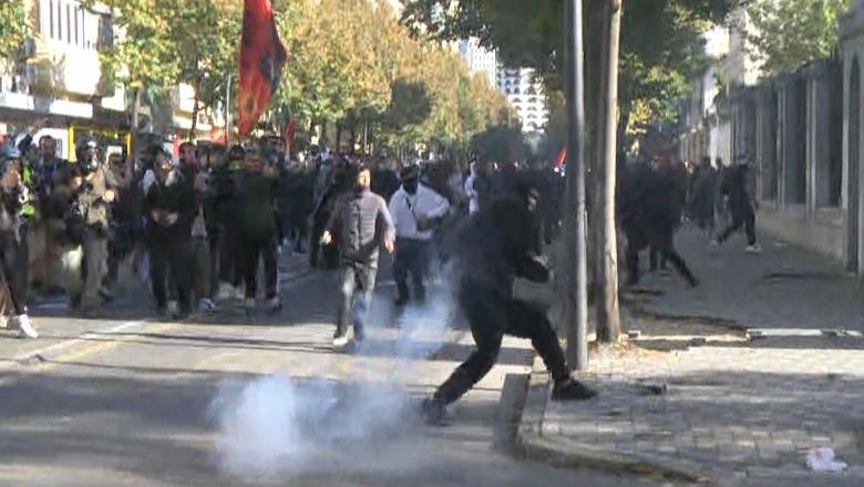 Sulm me gurë efektivëve, policia ndërhyn me ujë me presion ndaj protestuesve