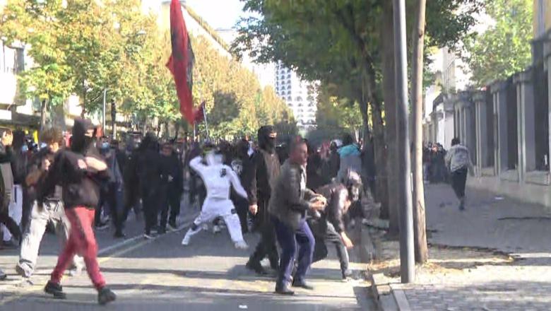 LIVE TV - Protestuesit grumbullohen te Ministria e Arsimit, mes tyre edhe persona të maskuar! Nisin sulmet e dhunshme me gurë e sende të forta kundër Policisë