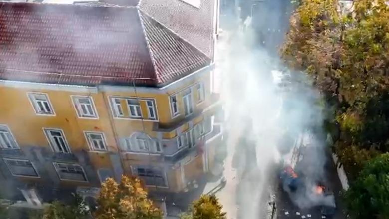 Pamjet me Dron/ Rruga e Durrësit si ‘arenë lufte’, protestuesit sulme me gurë e sende të forta ndaj policëve! Zjarr e tym para Ministrisë së Arsimit