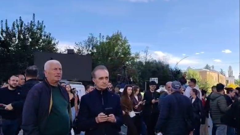 Në mbështetje të protestuesve, por larg tyre! Distancohen militantët e PD, presin në hyrje të ‘Rrugës së Durrësit’