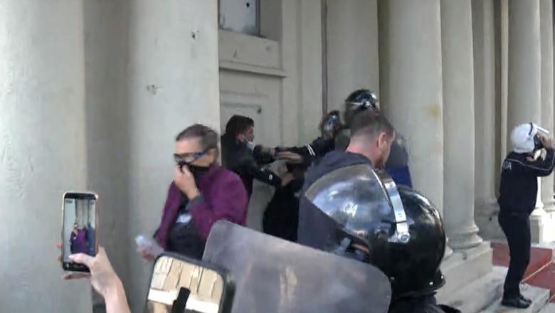 Lëndohen nga spray me piper, protestuesit përplasen verbalisht me efektivët