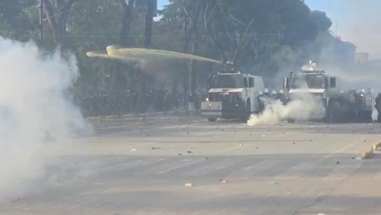 Protesta në bulevard, policia urdhër: Gjuani me fishekë gome