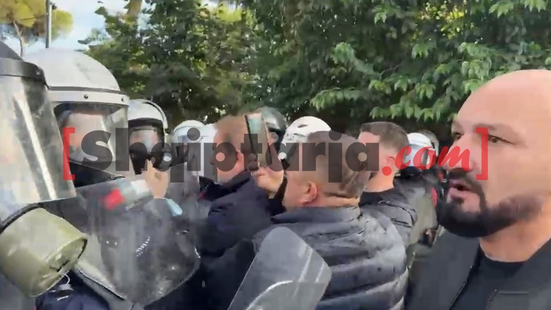 Protesta e dhunshme në Tiranë, deputeti demokrat Gjin Gjoni përplaset fizikisht me policët