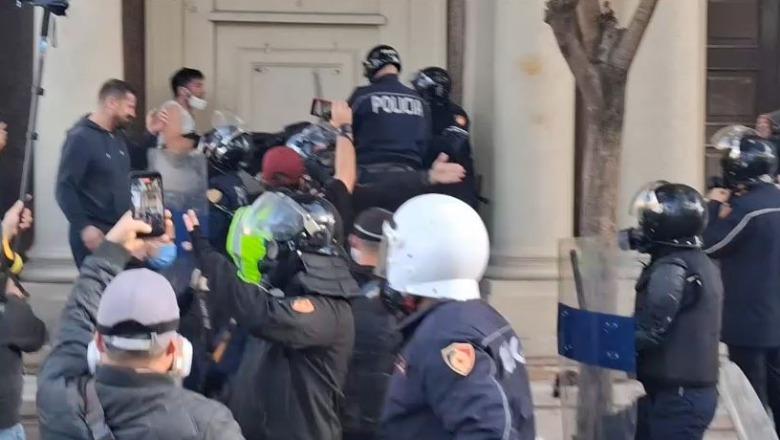 Protesta e dhunshme në Tiranë, Policia nis shoqërimin e disa protestuesve