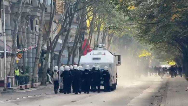 Protestuesit marshim policia i ndjek nga pas në hyrje të Bllokut! Edhe një autobot uji në dispozicion