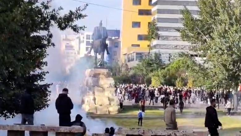 Një grupprotestuesish grumbullohen te Sheshi Skënderbej, policia hedh gaz lotsjellës