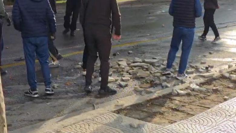 ‘Furnizimi’ i radhës, protestuesit shkulin e thyejnë pllakat e trotuareve