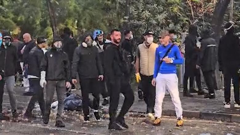 ‘Shi’ molotovësh e fishekzjarrësh ndaj efektivëve, djali i Sali Lushajt ‘orkestron’ protestuesit e dhunshëm