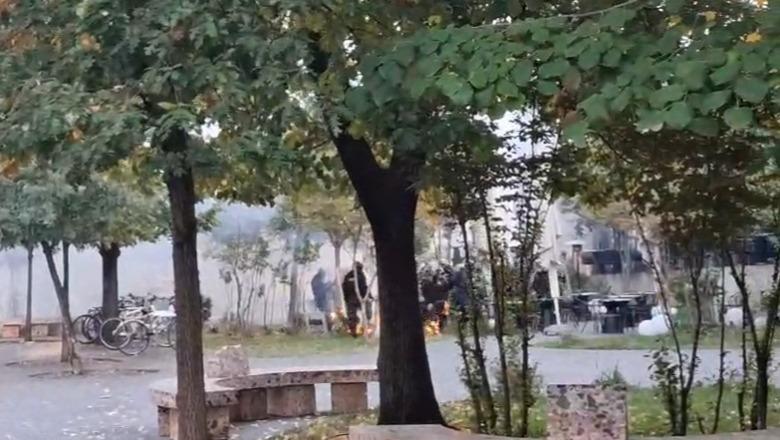 Sulmet me molotov, lëndohet një efektiv, i marrin flakë këmbët