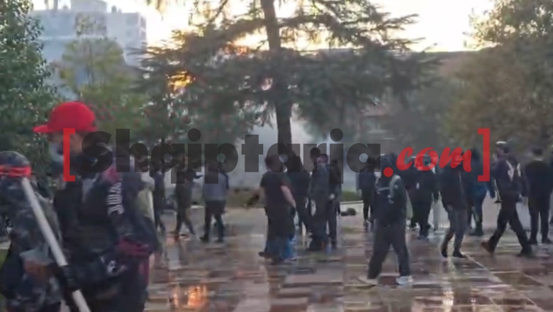 Tension te ‘Sheshi Skënderbej’, protestuesit e maskuar gati për tjetër sulm: Hajdeni çuna këtej se kemi gura