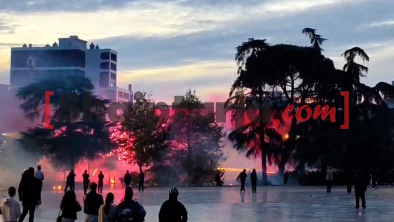 Protesta e dhunshme në Tiranë, breshëri fishekzjarrësh nga protestuesit drejt efektivëve të Policisë