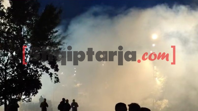 Protestuesit i vënë zjarrin Ministrisë së Infrastrukturës, molotovë edhe drejt Bashkisë Tiranë