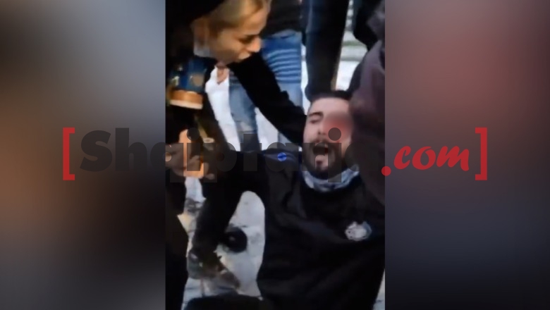 E rëndë/ Protestuesi në Tiranë qëllohet me fishek gome në sy, gjak dhe britma në shesh