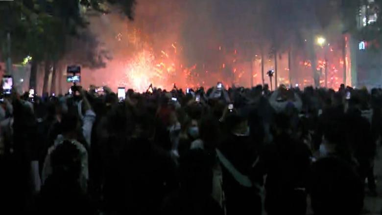 Vijojnë sulmet, fishekzjarrë të panumërt nga protestuesit te parlamenti
