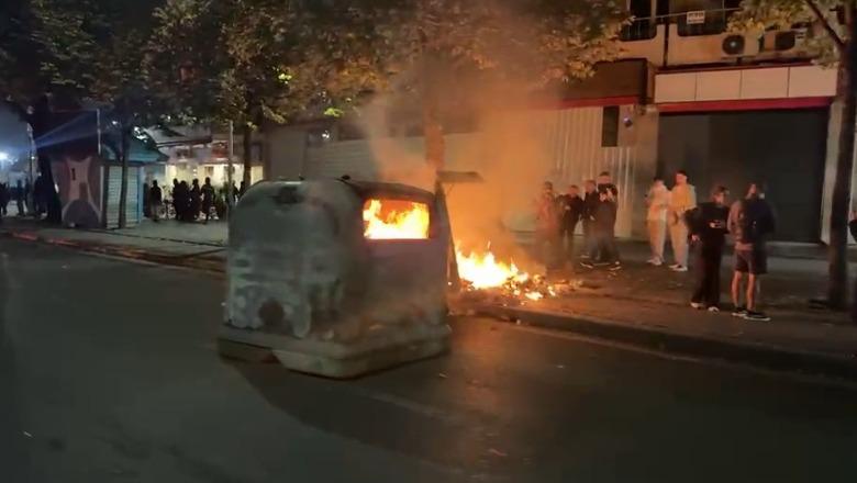 Të shpërndarë në rrugët e Tiranës, protestuesit djegin kosha mbeturinash e hedhin fishekzjarrë