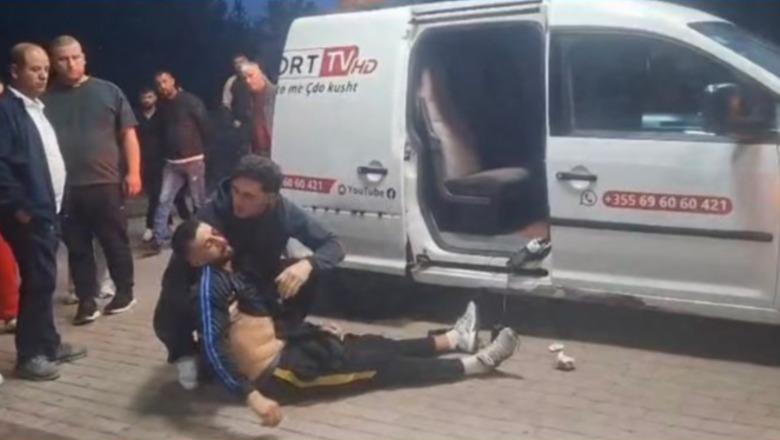 U plagos në sy gjatë protestës së dhunshme, momenti kur i riu transportohet te ‘Trauma’ me makinën e Report Tv