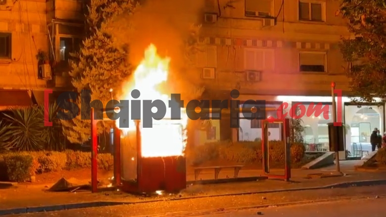 Protestuesit nuk ndalen me aktet e dhunshme, i vënë flakën kioskës në qendër (VIDEO)
