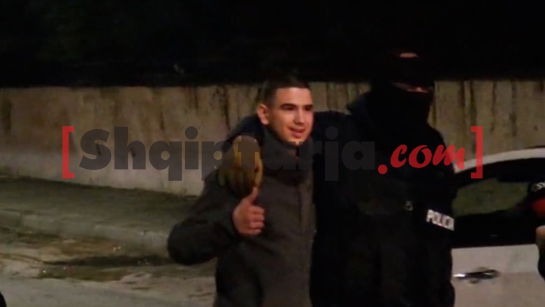 Protesta në Tiranë, disa të shoqëruar! Protestuesi krah për krah me efektivin në Komisariat! I buzëqesh edhe kamerave (VIDEO)