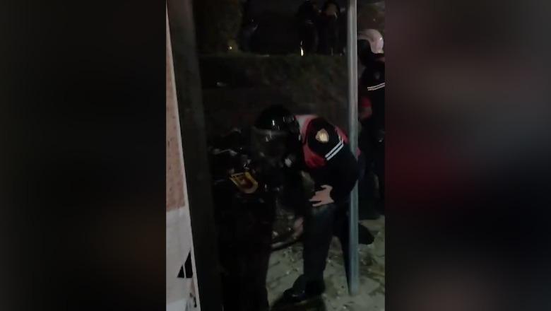 Protesta/ Dhunoi qytetarin me shkop gome, Policia: Pezulluam efektivin e ‘Shqiponjave’! 5 policë të plagosur nga hedhja e gurëve e molotovëve, hetim për dëmtimin në sy të 28-vjeçarit