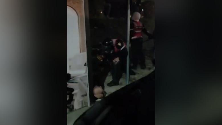 Protesta/ Dhunoi qytetarin me shkop gome, Policia: Pezulluam efektivin e ‘Shqiponjave’! 5 policë të plagosur nga hedhja e gurëve e molotovëve, hetim për dëmtimin në sy të 28-vjeçarit