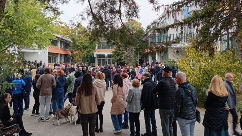Zgjedhjet në Serbi/ Pjesëmarrje mbi dyfish më e lartë se në vitin 2023, radhë të gjata në qendrat e votimit! 12% e qytetarëve votuan deri në orën 09:00