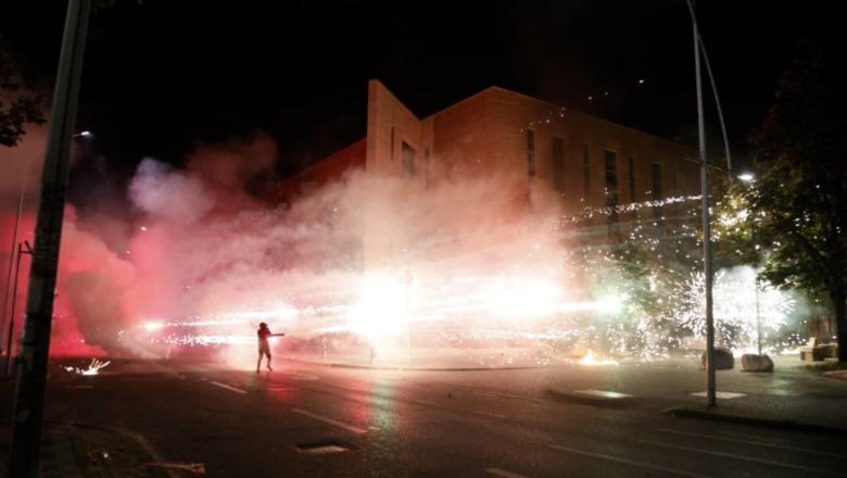 Protesta e dhunshme/ Ministria e Shëndetësisë: 23 të lënduar, mes tyre një deputet, gazetarë dhe efektivë policie