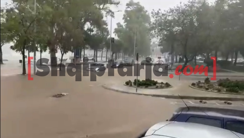 Reshje të dendura shiu në Vlorë, përmbyten disa rrugë në zonën e Ujit të Ftohtë