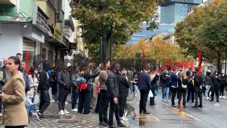 Pas dhunës së djeshme, nis e qetë protesta te Ministria e Arsimit, policia në gatishmëri