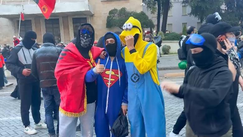 ‘Spidermen dhe Minions’ para Kryeministrisë, protestuesit maskohen si personazhe të filmave vizatimorë