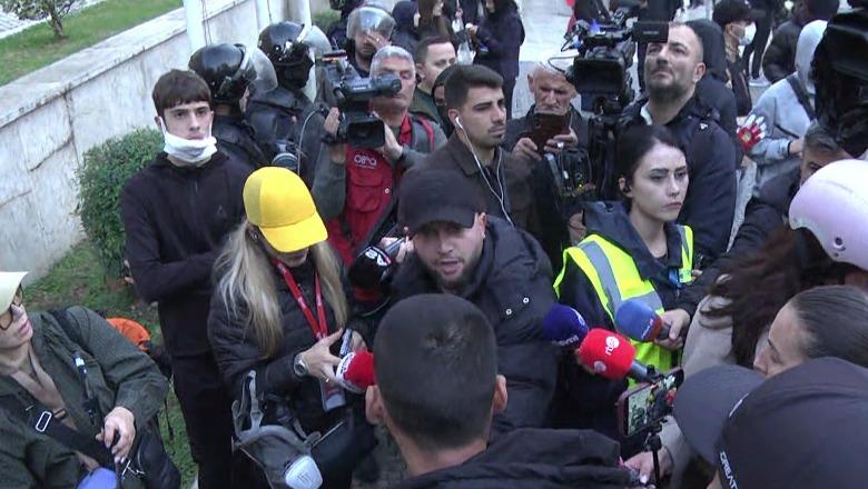 Lëndimet në protestë, aktivisti Lika: Maskën do ta mbajmë derisa të përzëmë Ramën! Protestuesi: Është për mbrojtje