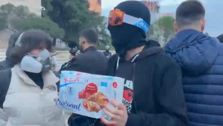 Protestuesi i maskuar ironizon me pako kroasantësh: Ndoshta Hita ka naze për shijen! Vendosin lule mbi ‘sofër’: Janë të thata, do të thahet edhe Rama (VIDEO)