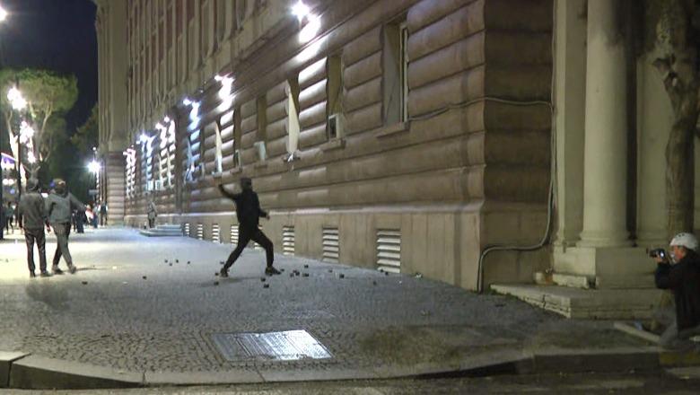 LIVE-Protestuesit sulm me gurë e kapsolla policisë e Kryesisë së Kuvendit, digjen sërish karriget e dialogut! Solidarizohen me Vishkullin, dalin me bluza: Unë jam Erion!