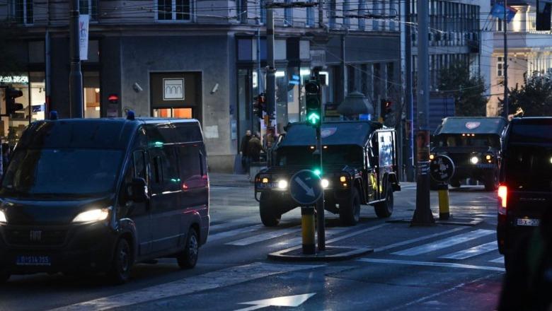 Tensione në zgjedhjet në Serbi! Sulmohen mbështetësit e studentëve, automjete të blinduara në zemër të Beogradit