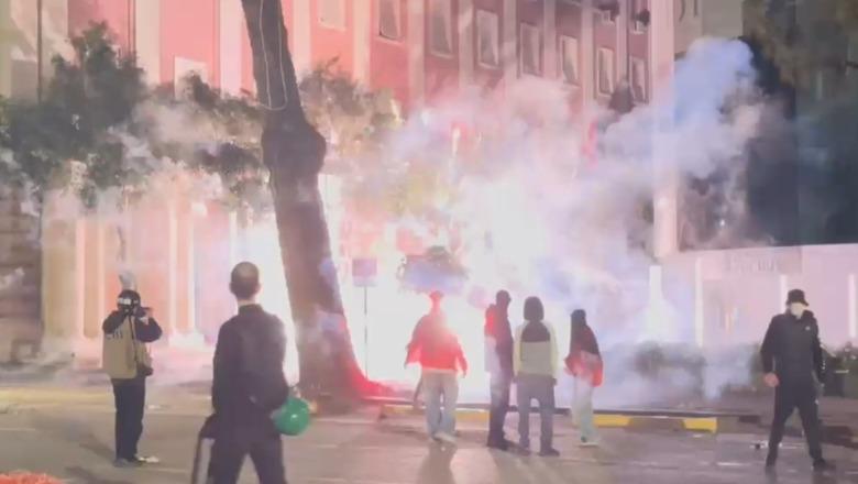 Protestuesi i maskuar hedh fishekzjarre, ia drejton Kryesisë së Kuvendit (VIDEO)
