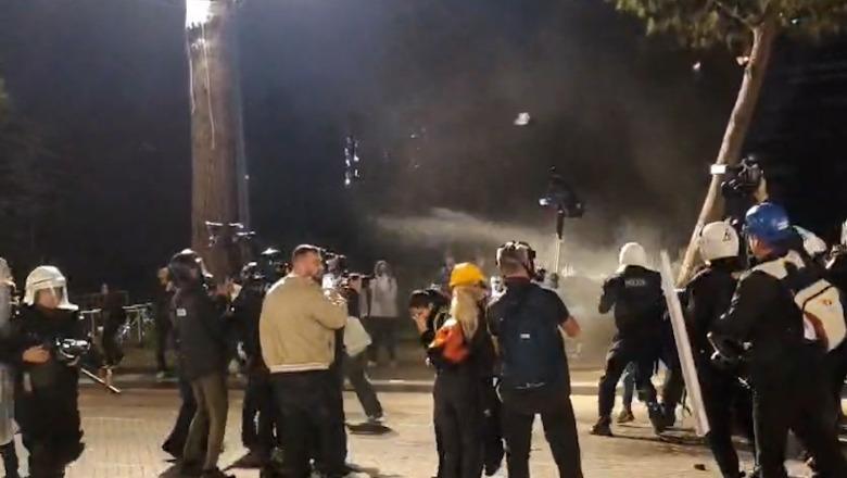 Policia shpërndan protestuesit e dhunshëm me spray me piper te Bulevardi! Sërish të shoqëruar