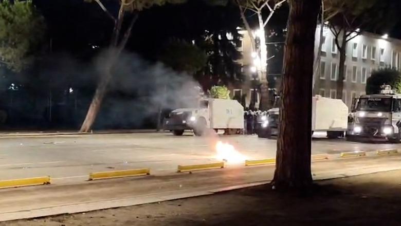 Protestuesit sulme me molotovë drejt policisë! Marshojnë drejt qendrës