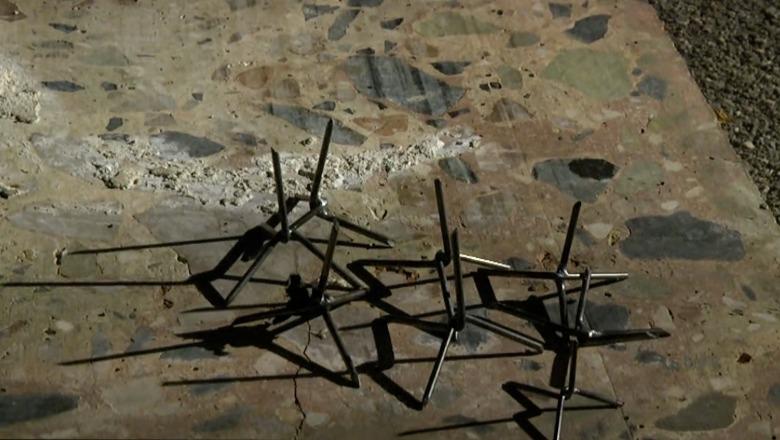 Pas akteve vandale te 'Dëshmorët e Kombit', protestuesit zhvendosen te 'Sheshi Skënderbej', vendosin gozhda për të çarë gomat e makinave (VIDEO)