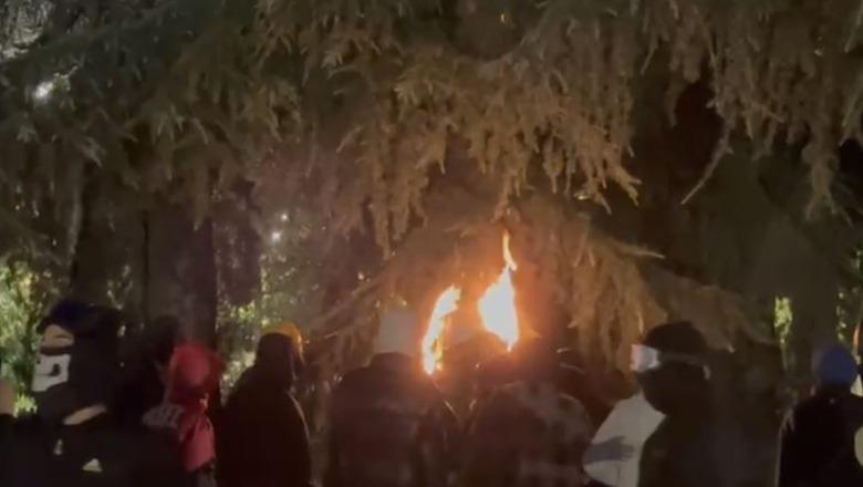 Protestuesit s'ndalin aktet vandale, i vënë flakën pemës në mes të 'Sheshit Skënderbej' (VIDEO)