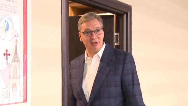 Serbia në pritje të rezultateve të zgjedhjeve, Vuçiç mbërrin në selinë e partisë! Në orën 22:30 pritet të dalë me rezultatet e para