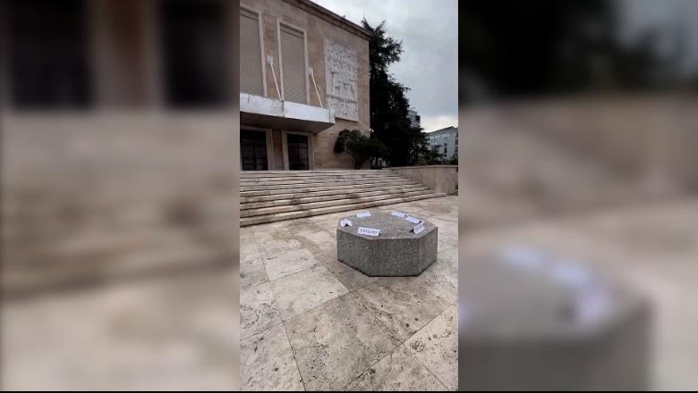 Protestuesit thyenë e dogjën ‘karriget e dialogut’, Rama sërish ftesë për bisedime! Para Kryeministrisë vetëm sofra prej guri (VIDEO)