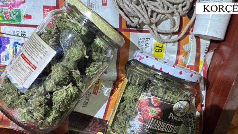 Korçë/ Theu arrestin në shtëpi dhe plagosi me thikë 19-vjeçarin, arrestohet 23-vjeçari! Policia i gjen kanabis dhe armë sportive në banesë