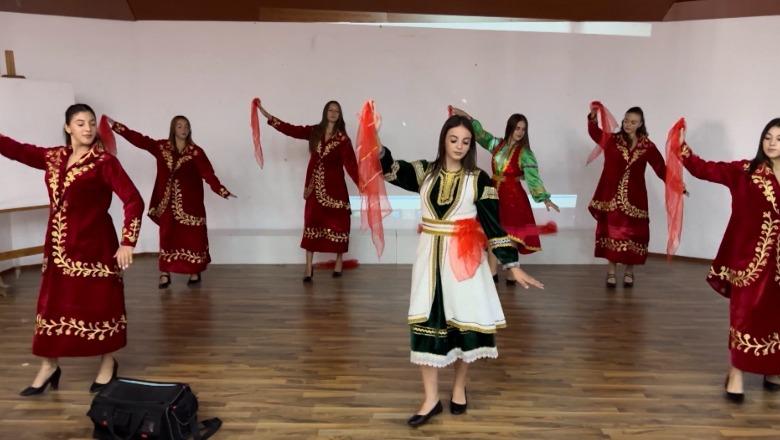 Mbahet në Sarandë festivali shqiptaro-rumun ‘Lira Ilira’, piktorë, poetë e krijues nga të dy vendet bëhen bashkë për të përcjellë mesazhe përmes artit e letërsisë
