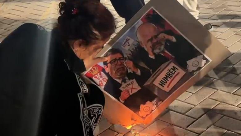 Një grup protestuesish te kryeministria, u vënë zjarrin fotove të Ramës e Vuçiçit