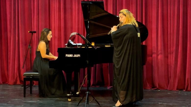 Piano dhe flaut, recitali me muzikë klasike në Lezhë! Interpretuan Synjona Paplekaj dhe Anxhela Hammad
