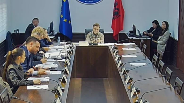 Protestat/ Aliolli largohet nga Komisioni i Ekonomisë: Do jemi në shesh me studentët! Braçe: Të gatshëm t'i dëgjojmë por jo ata që ushtrojnë dhunë!