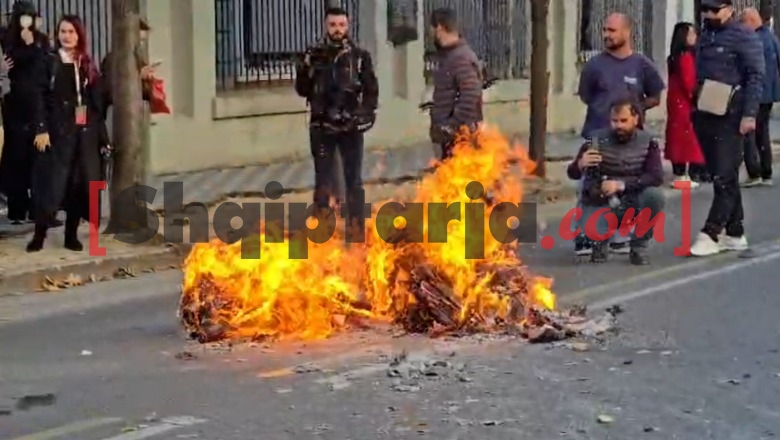 Protestuesit grumbullohen te Ministria e Arsimit, djegin kartonë në rrugë