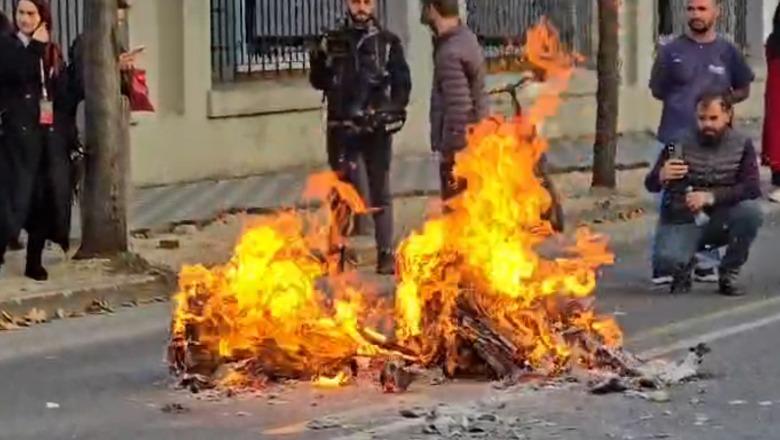 Dita e 15-të, protestuesit grumbullohen para Ministrisë së Arsimit! Djegin kartona dhe koshin e mbeturinave në mes të rrugës