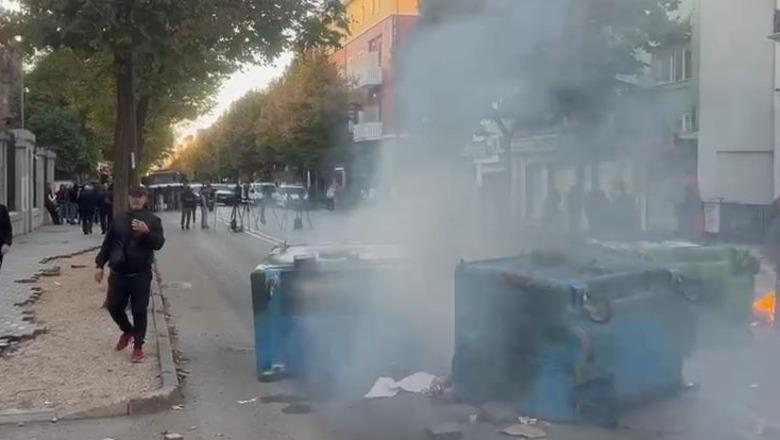 Protesta, katër kazanë të djegur para Ministrisë! Protestuesit marshojnë drejt Kryeministrisë