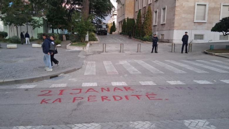 Pas heqjes së pllakës përkujtimore të Aleks Nikës, protestuesit mesazh para kryeministrisë: 21 Janar ka përditë