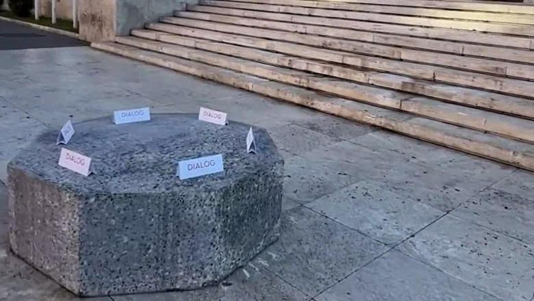 Sofra e gurtë sërish para Kryeministrisë! Pavarësisht rënies drastike të numrit të protestuesve, Rama këmbëngul për dialog